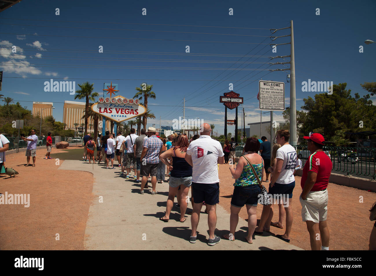 Cola de turistas esperando para tomar sus fotos en el "Bienvenido a Las Vegas" signo. Foto de stock