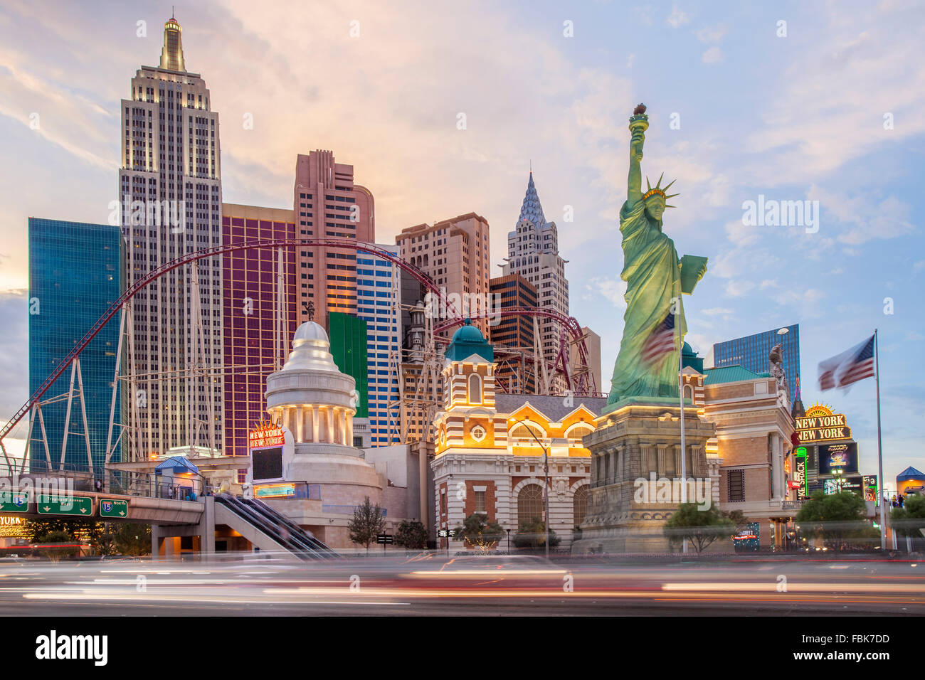 Por la noche, en el New York New York Hotel and Casino, Las Vegas  Fotografía de stock - Alamy