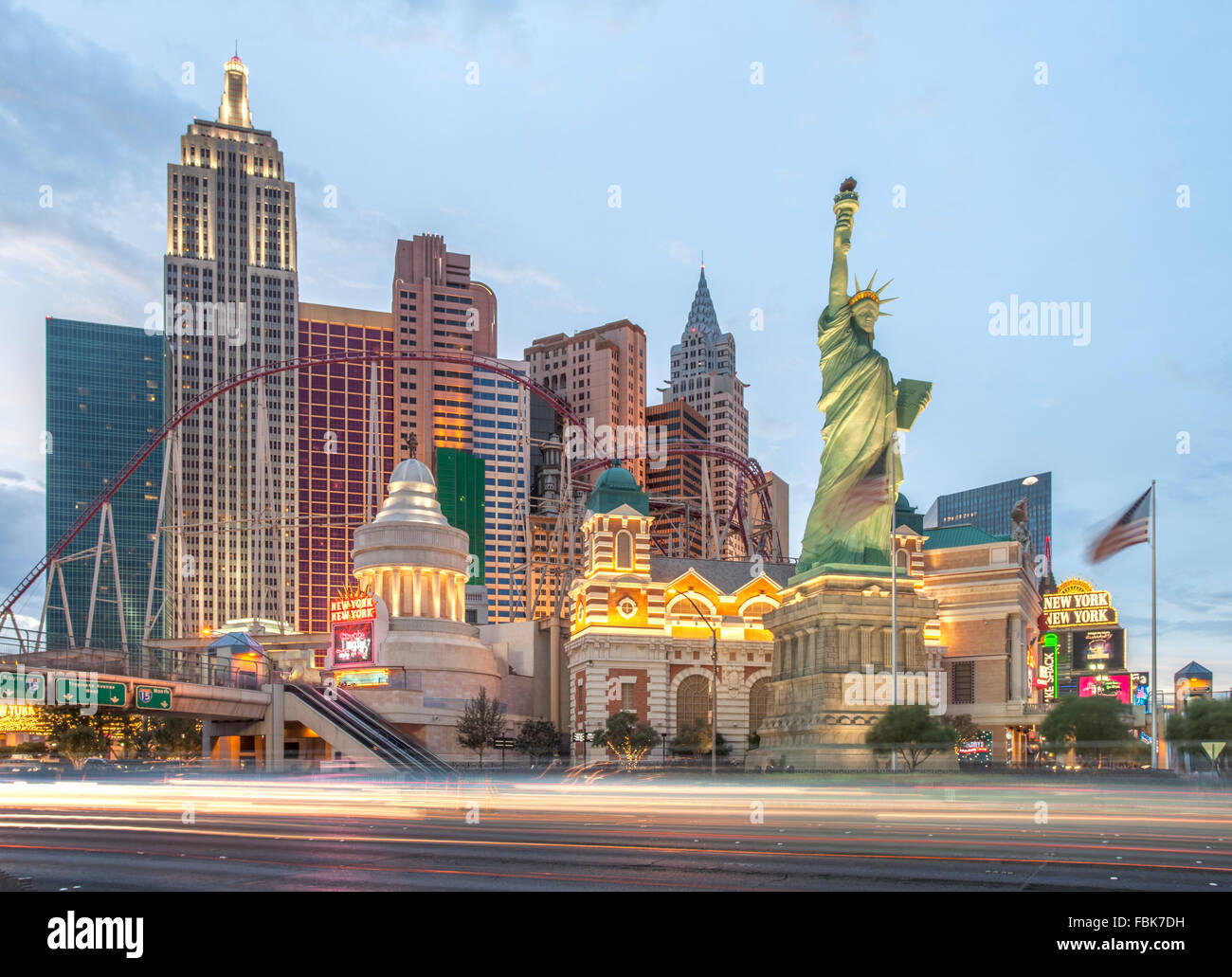 Por la noche, en el New York New York Hotel and Casino en Las Vegas Foto de stock