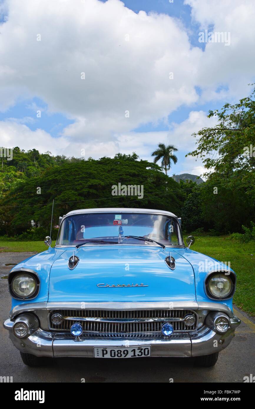 Azul turquesa vintage chevrolet estacionado en una carretera rural en el Valle de Viñales, provincia de Pinar del Río, Cuba Foto de stock
