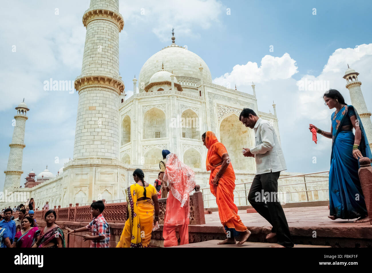 Visitantes caminando por el camino de salida en Taj Mahal en Agra, Uttar Pradesh, India. Foto de stock