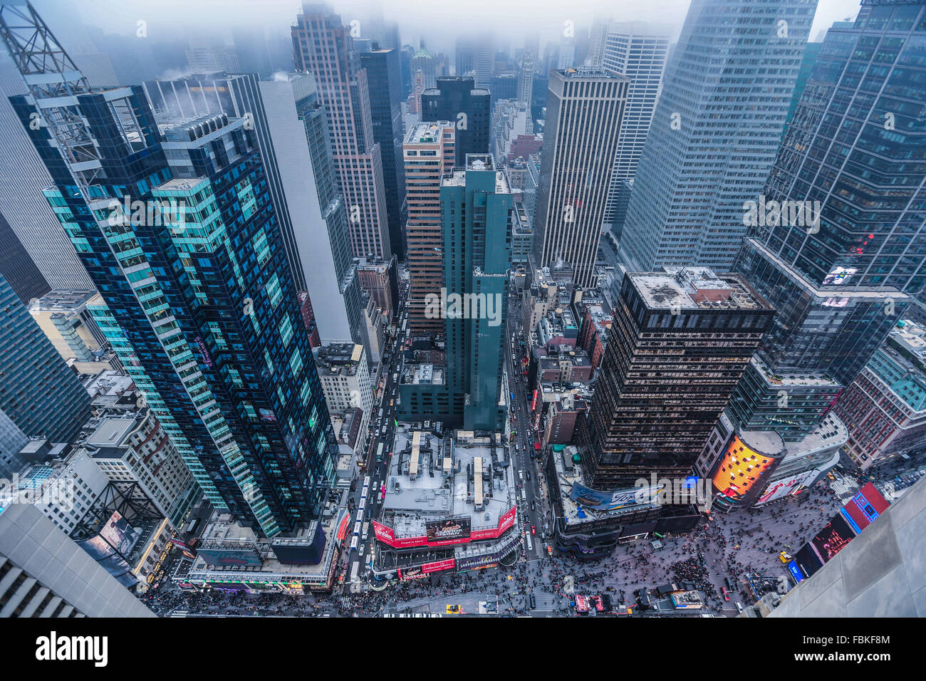 Vista de pájaro del Times Square y del horizonte de Nueva York desde arriba. Foto de stock