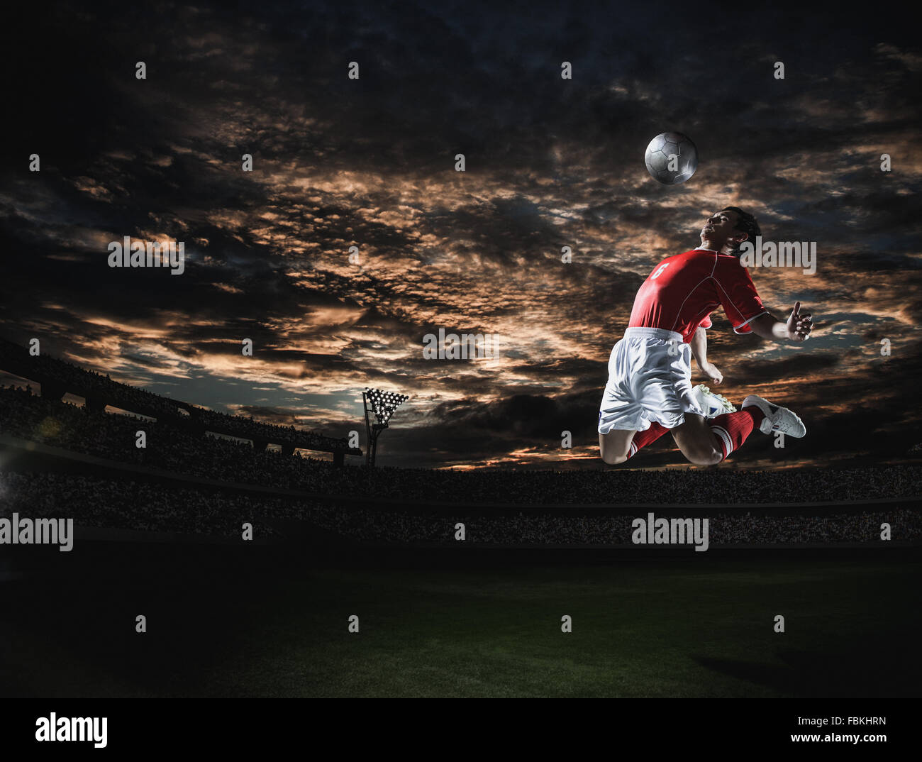 Jugador de fútbol en acción espectacular Foto de stock