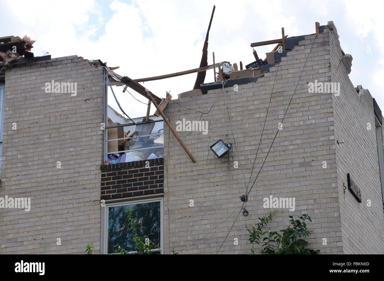 Daños alsistema el techo de un edificio de apartamentos después de una fuerte tormenta en Bladensburg, Maryland Foto de stock