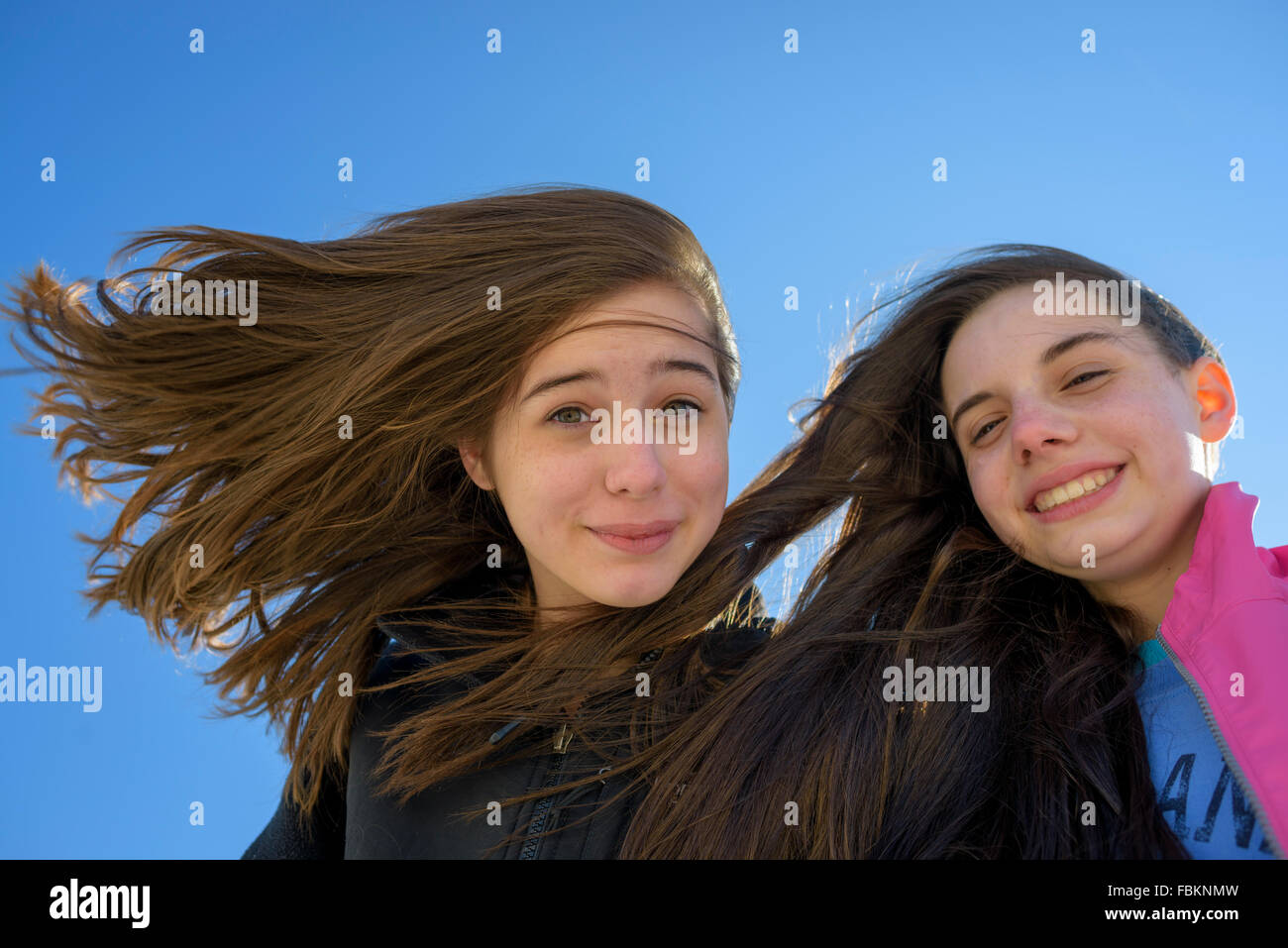 Los adolescentes tomando un selfie sobre una playa ventosa Cape May en Nueva Jersey. Foto de stock