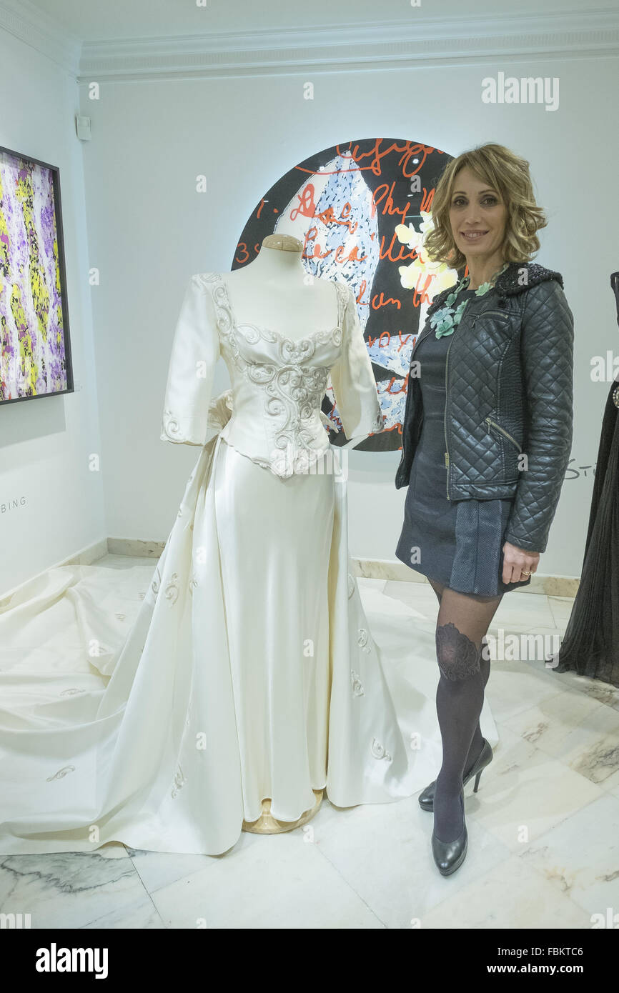 Petro Valverde vestido galería con: Cristina Sánchez donde: Madrid, España  cuando: 15 dic 2015 Fotografía de stock - Alamy
