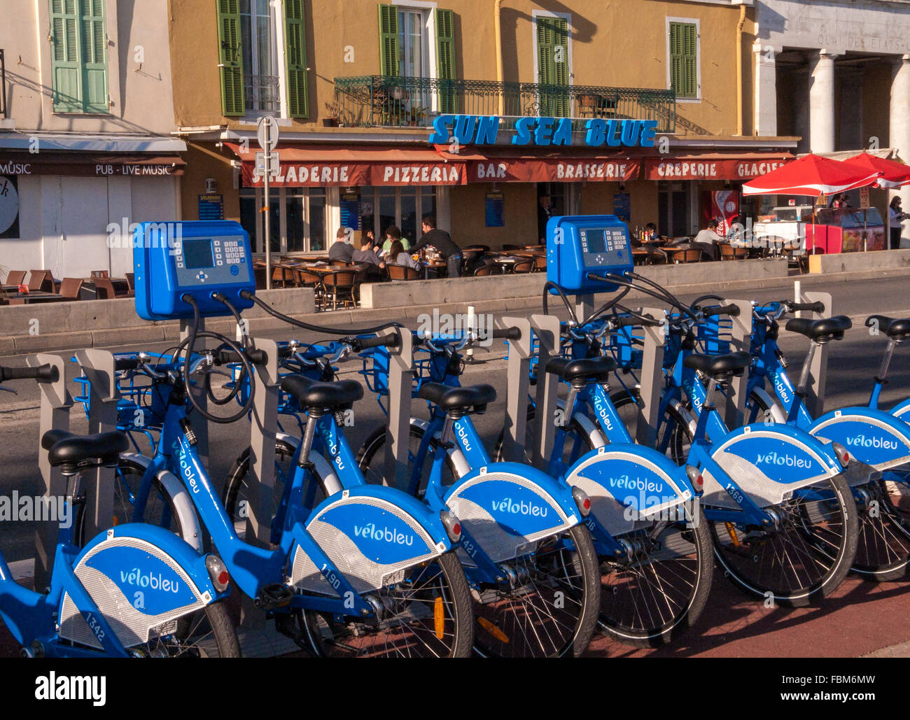 Servicio de alquiler de bicicletas azul - Niza, Francia Fotografía de stock  - Alamy