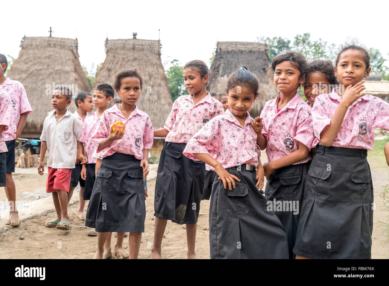 Los niños de la escuela en uniforme, en el tradicional pueblo Ngada Bena cerca de Bajawa, Flores, Indonesia, Asia Foto de stock