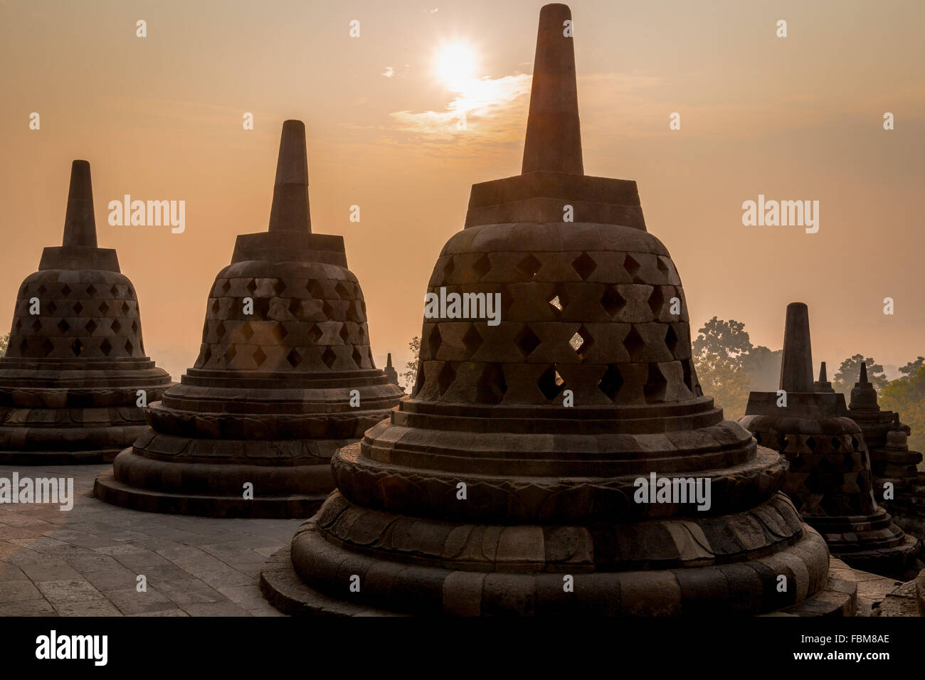 Las hermosas estupas del complejo del templo Borobudur, Yogyakarta, Indonesia. Borobudur es el templo budista más grande del mundo. Foto de stock