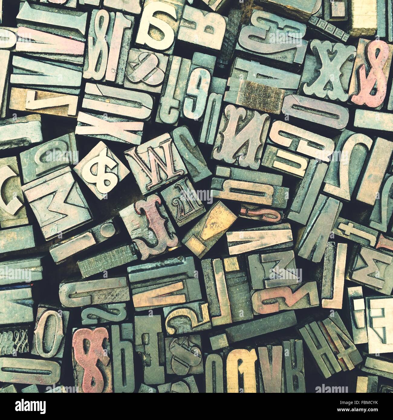 Diferentes tamaños de piezas ensambladas en letras tipográficas Foto de stock