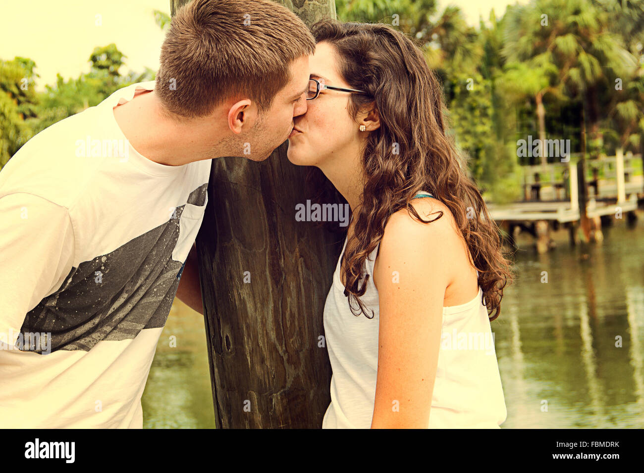 Joven pareja besándose Foto de stock