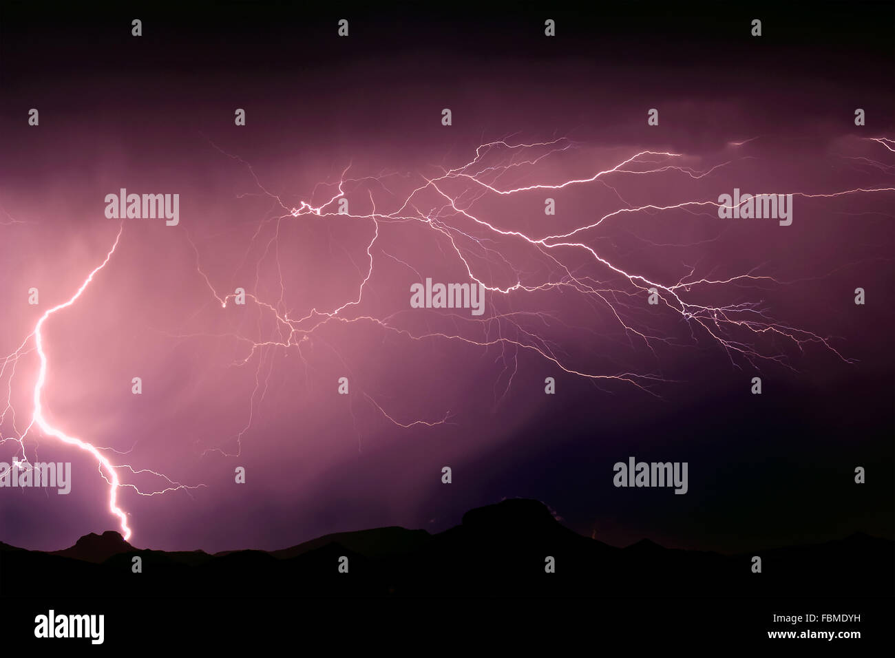 Iluminación sobre las montañas Gila Bend, Arizona, Estados Unidos Foto de stock