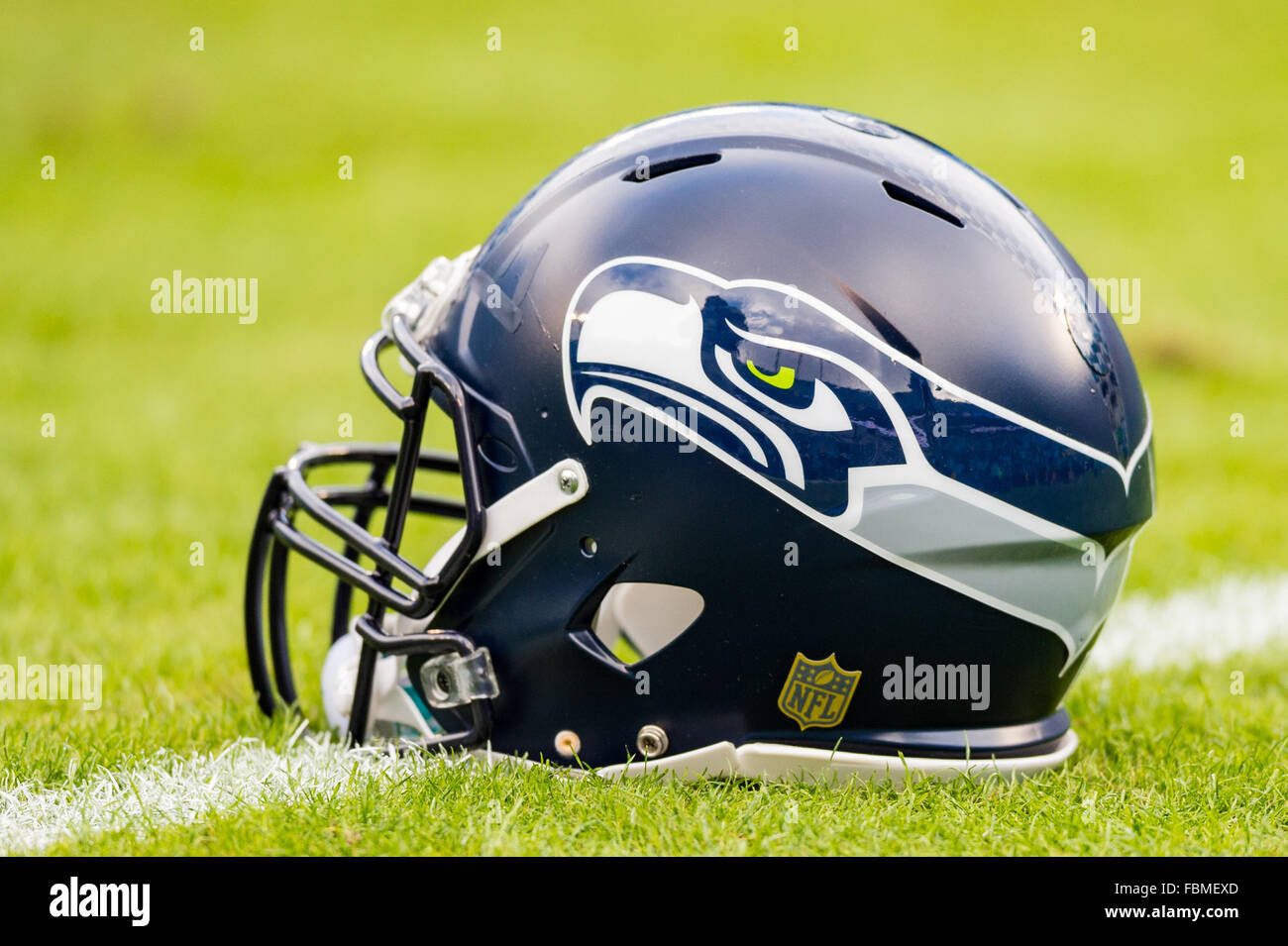 Charlotte, Carolina del Norte, EE.UU. 17 de enero de 2016. Un casco de  Seattle durante los partidos de fútbol americano de la NFL juego del  playoff Divisional entre los Seattle Seahawks y