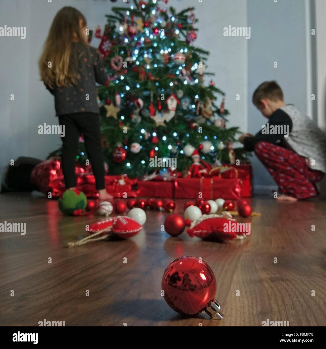 Boy y Girl decora el árbol de Navidad Foto de stock