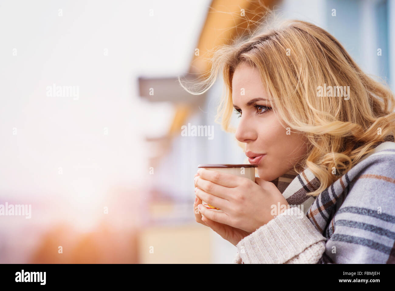 Mujer Joven Con Ropa Caliente En Invierno Frío Beber Café Para Ir Foto de  archivo - Imagen de gente, sonrisa: 270573996