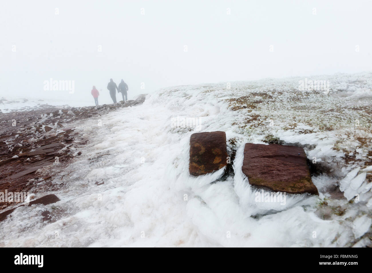 Brecon Beacons, Powys, Gales, Reino Unido. 18 de enero de 2016. Carámbanos y patrones escarcha forma cerca de la cumbre de Pen-Y-Fan en el extremo frío y viento frío. El clima es muy frío en las cumbres de Brecon Beacons con 40 mph viento sureste dando un "siente" de la temperatura de aproximadamente -5 grados Celsius. Después de un fin de semana de abundante nieve en el Parque Nacional de Brecon Beacons en Gales del Sur, las temperaturas más cálidas y la lluvia en las laderas más bajas se ha derretido la mayoría de la nieve. Crédito: Graham M. Lorenzo/Alamy Live News. Foto de stock