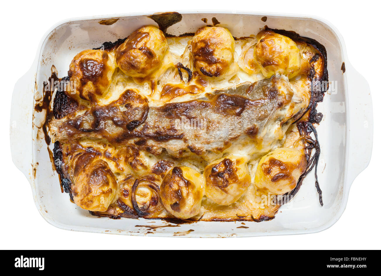 Abadejo pescado asado con patatas, cebollas, mayonesa en placa de cerámica  en el horno Fotografía de stock - Alamy