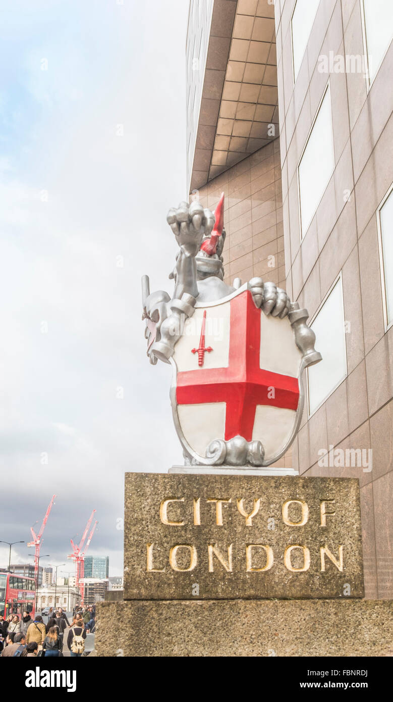 Ciudad de Londres escudo de armas, el puente de Londres, Londres, Inglaterra Foto de stock