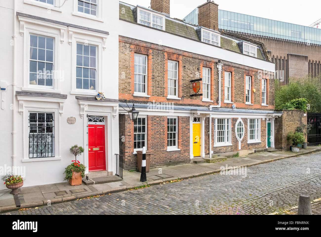 Casas con puertas rojas y amarillas, Southwark, Londres, Inglaterra Foto de stock