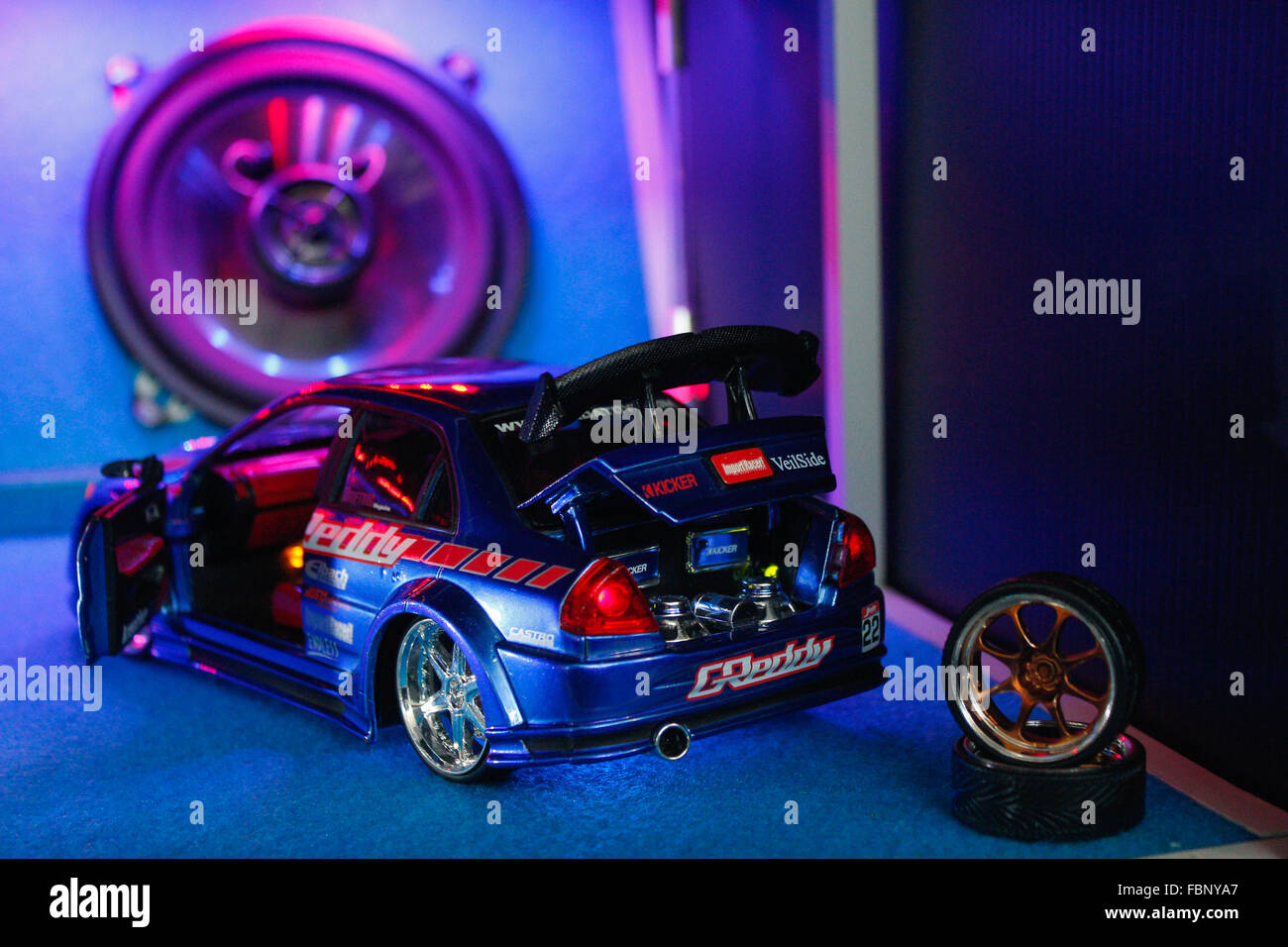 Torino, Italia. 17 ene, 2016. Un coche tuning con dos neumáticos montón detrás de él durante la exposición en Grugliasco, cerca de Torino, un fin de semana dedicado al modelismo estático y Torino, Italia. 17 ene, 2016. Un coche tuning con dos neumáticos montón detrás de él durante la exposición en Grugliasco, cerca de Torino, un fin de semana dedicado al modelismo estático y