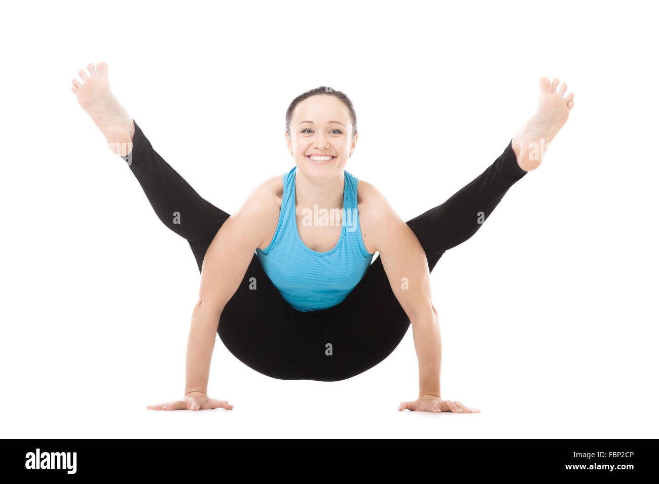 Yogui deportivo sonriente chica haciendo ejercicios físicos, yoga asana Tittibhasana, brazo equilibrio postura Firefly, insecto plantean, aislado Foto de stock