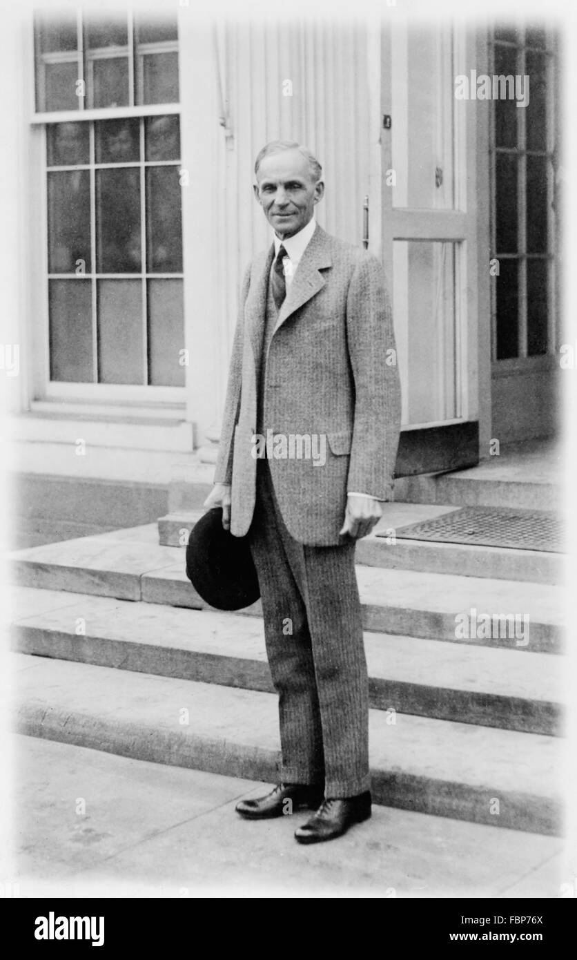 Henry Ford, el pionero del automóvil e industrial, de pie fuera de la Casa Blanca en 1927 Foto de stock