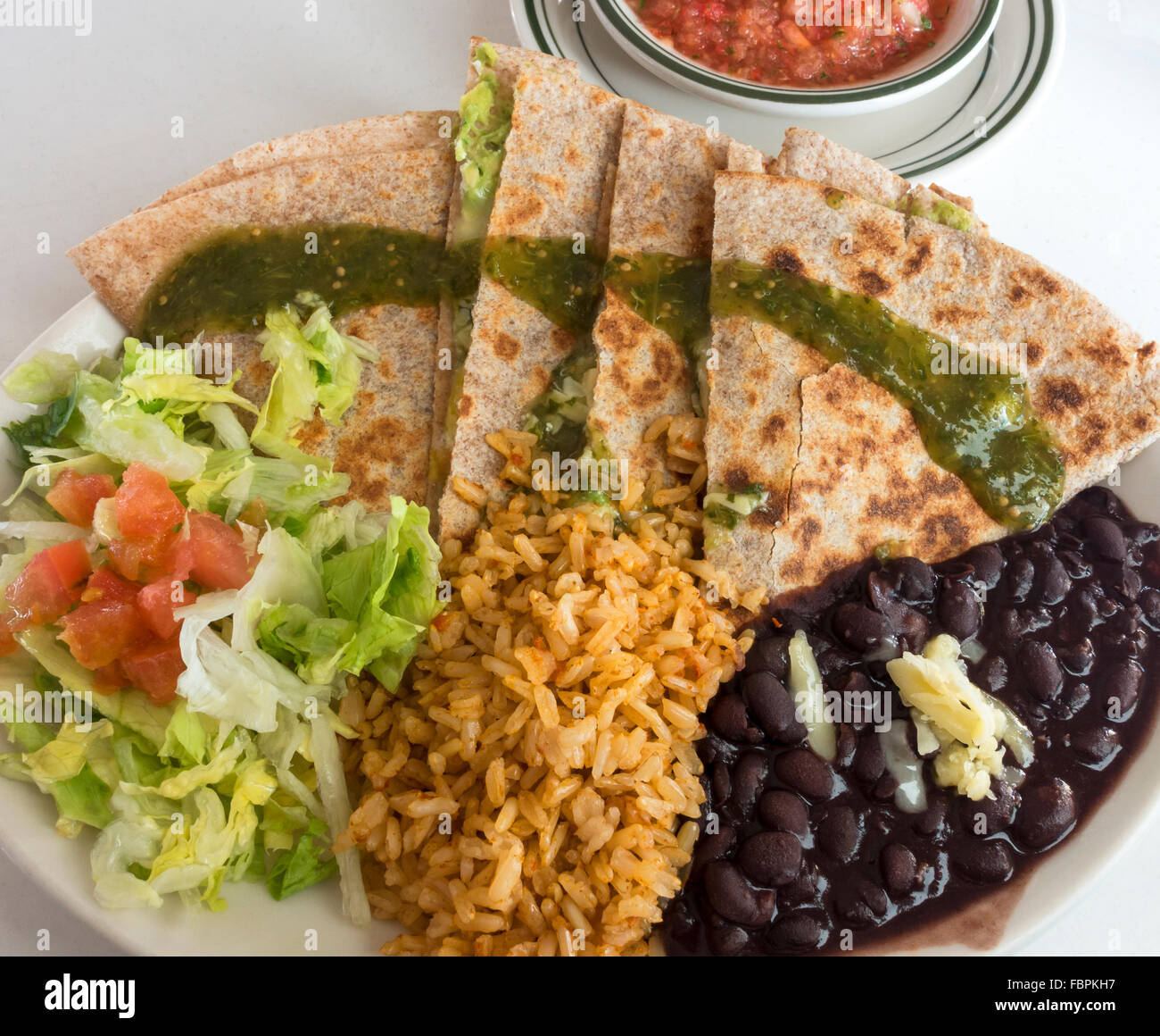 Cocina Mexicana trigo entero quesadillas con frijoles negros, arroz, ensalada y salsa