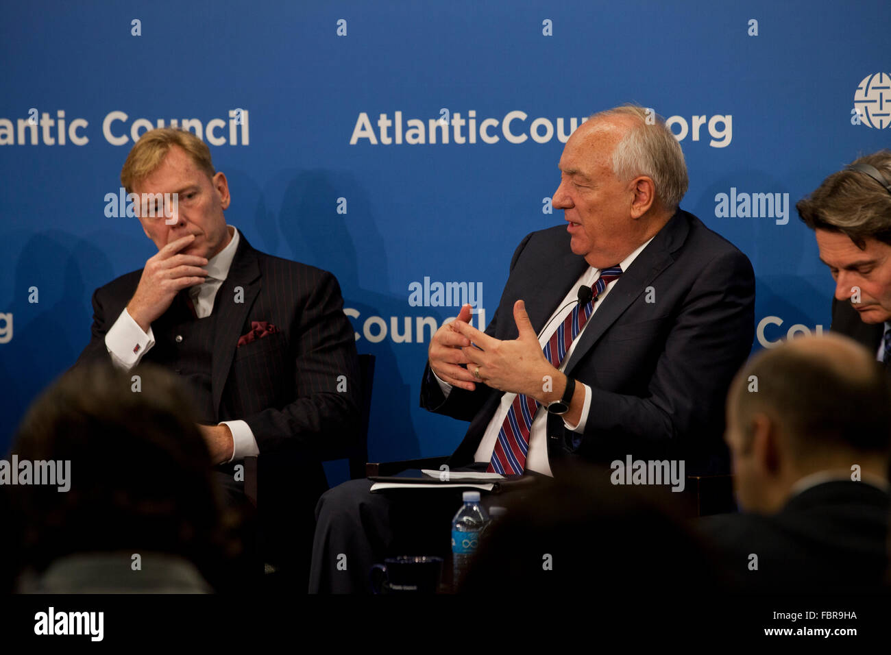 El Embajador Stephen Rapp, ex embajador estadounidense en general para la cuestión de los crímenes de guerra, en el Consejo Atlántico - Washington, DC, EE.UU. Foto de stock