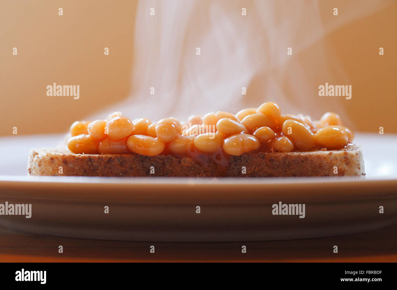 Baked Beans en tostadas con vapor. Foto de stock