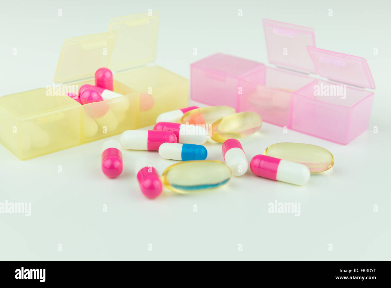 Varias pastillas en compartimentos partable Foto de stock