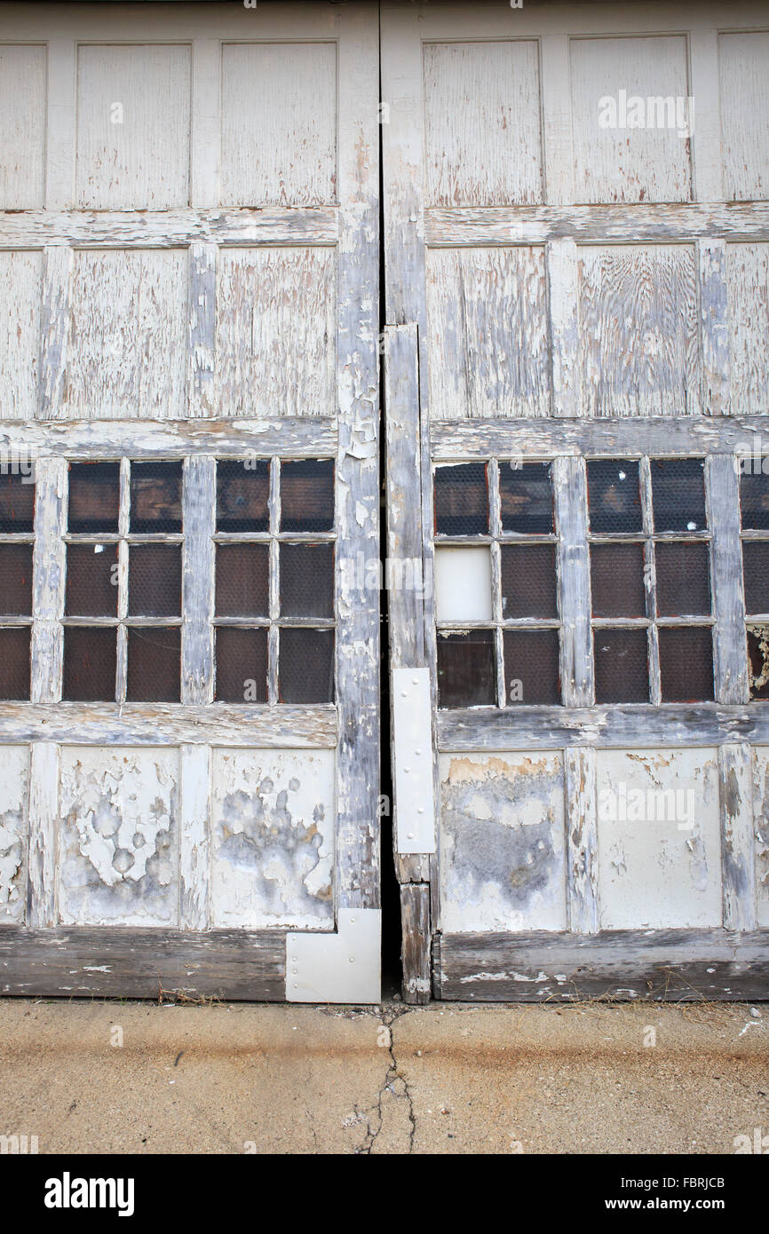 Antiguas puertas de garaje desgastada Foto de stock