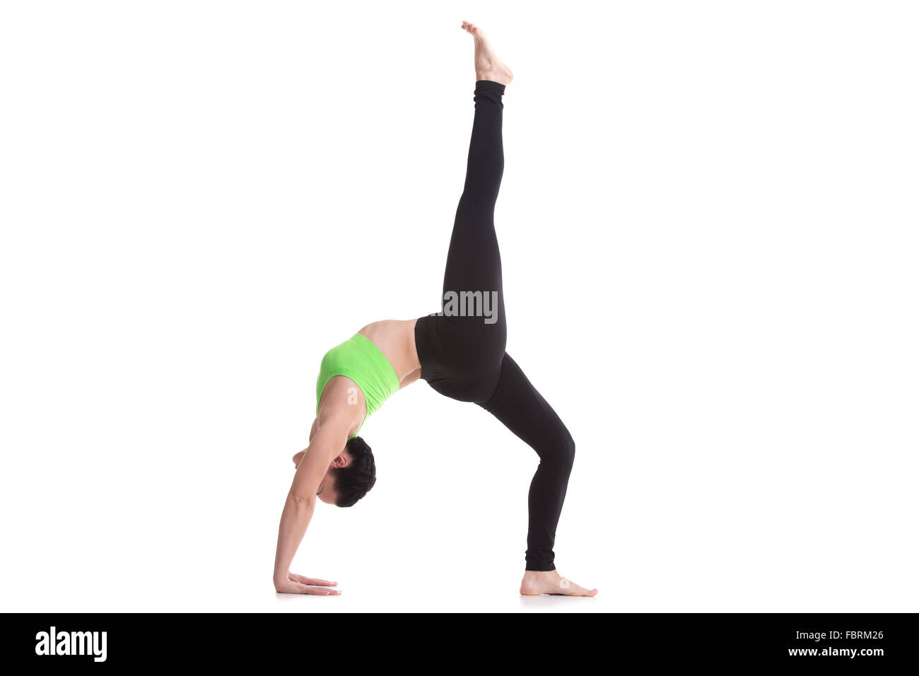 Hermosa chica deportiva prácticas de yoga, backbend en uno de patas arriba  el arco (Rueda) plantean, Eka Pada Urdhva Dhanurasana, asana Fotografía de  stock - Alamy