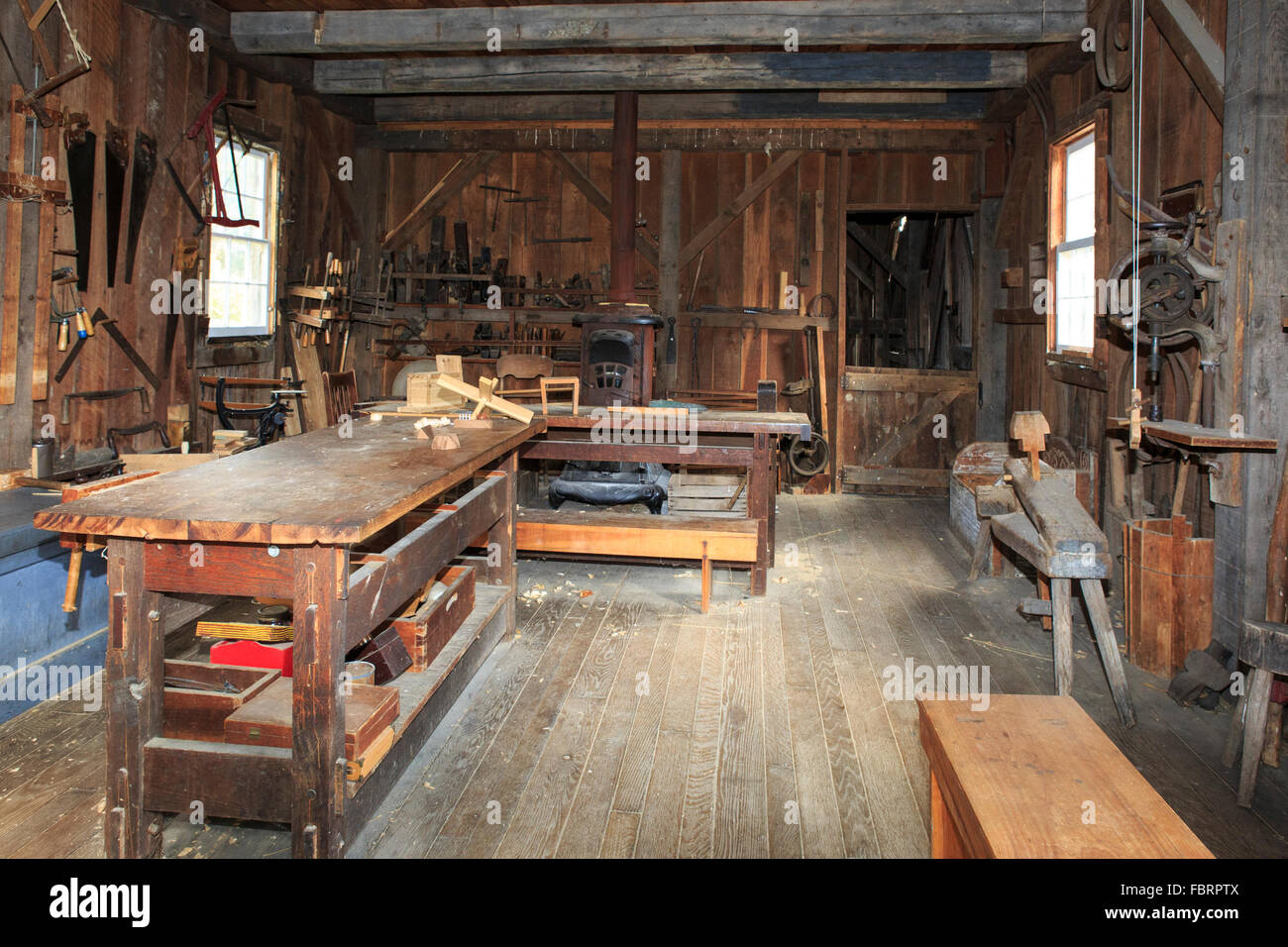 Herramientas Carpenter para la carpintería en cartón de madera rústica  Fotografía de stock - Alamy