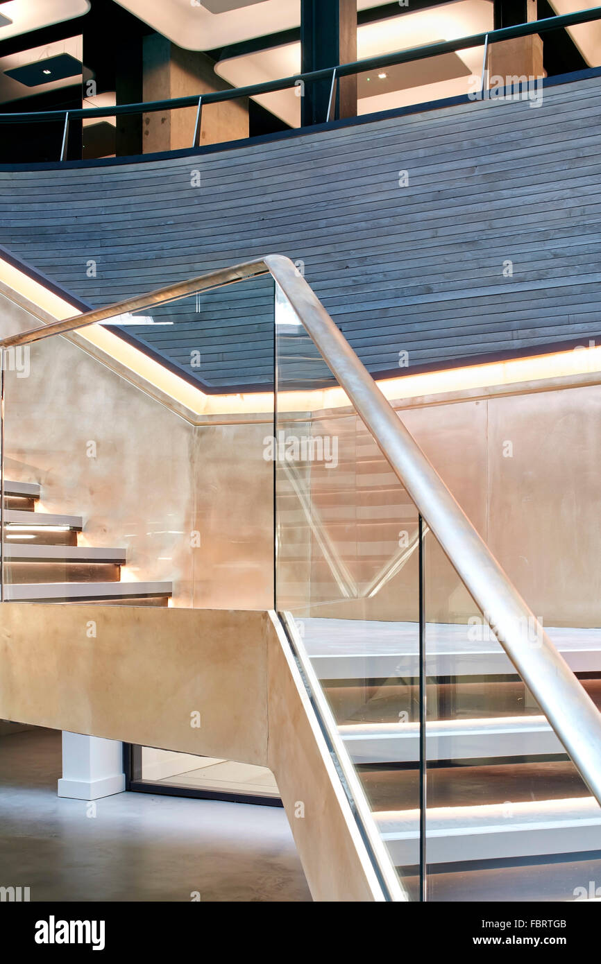 Detalle de la escalera y revestimiento. El edificio Alphabeta, Londres, Reino Unido. Arquitecto: RHE, 2015. Foto de stock