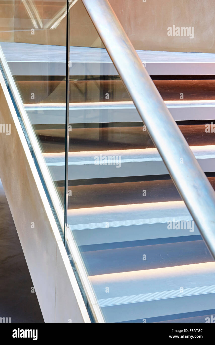 Peldaños y pasamanos de la escalera. El edificio Alphabeta, Londres, Reino Unido. Arquitecto: RHE, 2015. Foto de stock