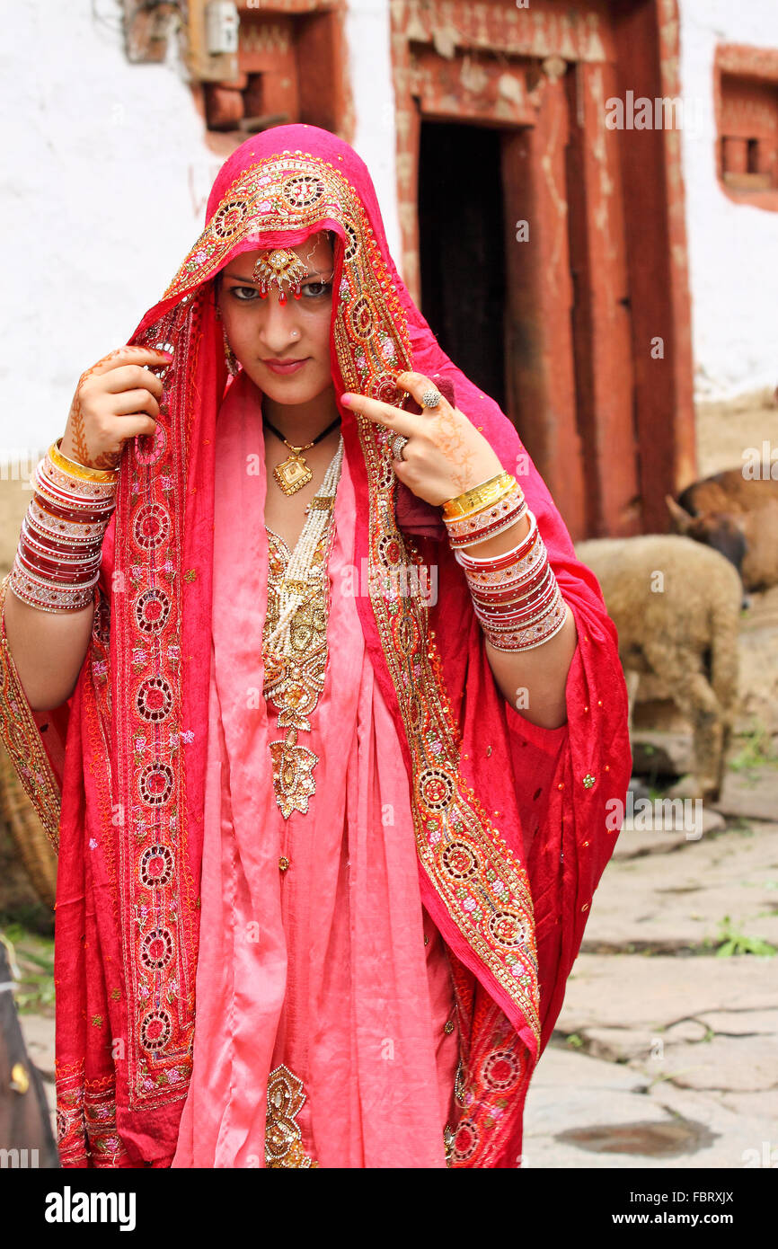 Hermosa novia indio, vestido con traje de boda tradicional - Manali,  Himachal Pradesh, India Fotografía de stock - Alamy