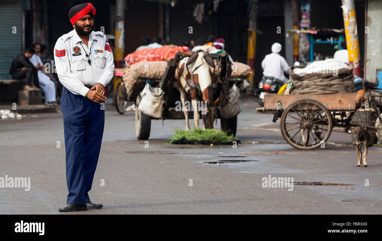 Un policía de Punjab tráfico dominante en Amritsar, India. Foto de stock