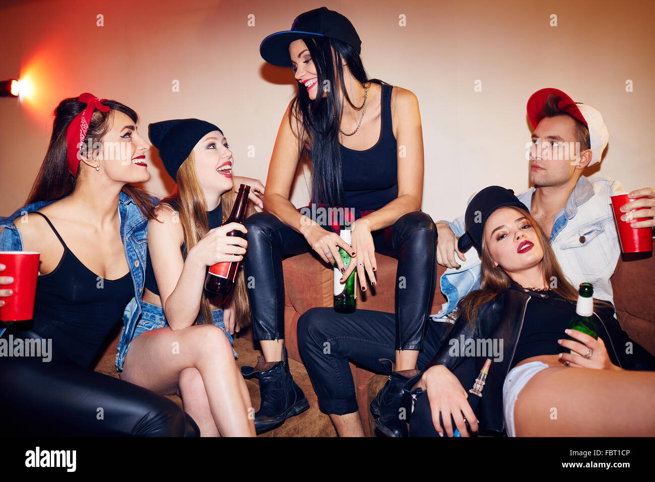 Swag chicas con tragos en el bar charlando con Guy cerca Fotografía de stock Alamy