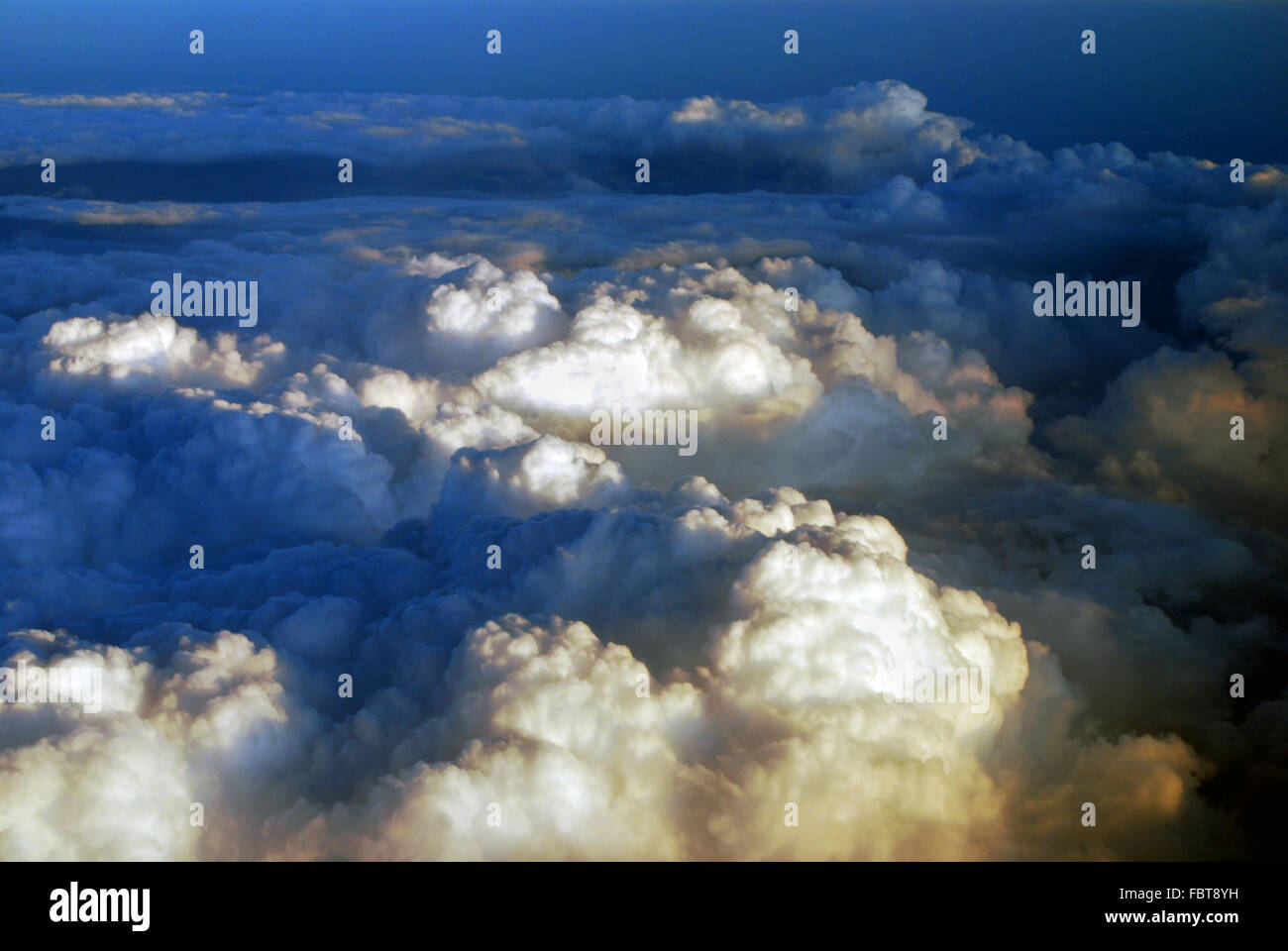 Vista aérea sobre las nubes al atardecer Foto de stock