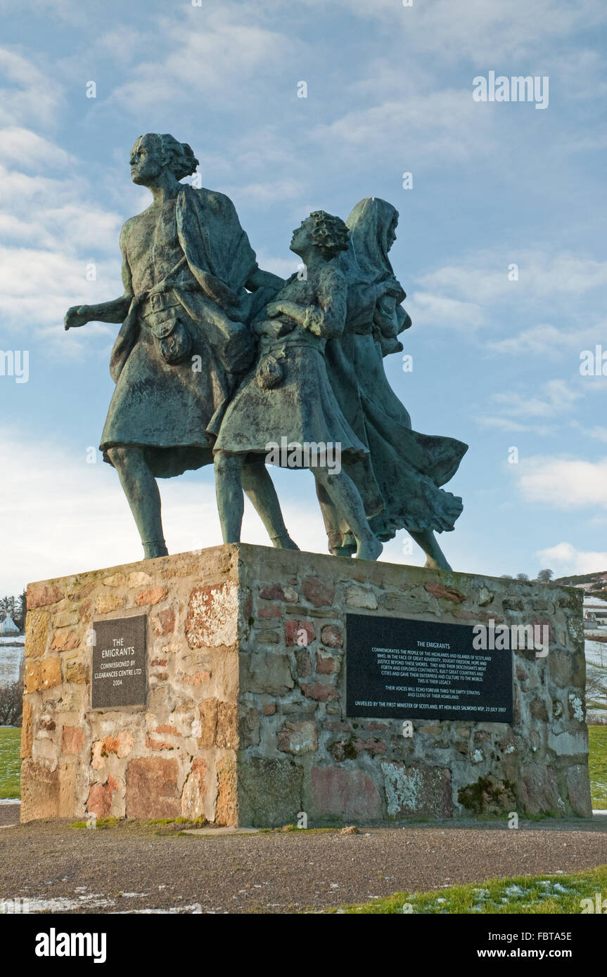 Los emigrantes estatua en Helmsdale Foto de stock