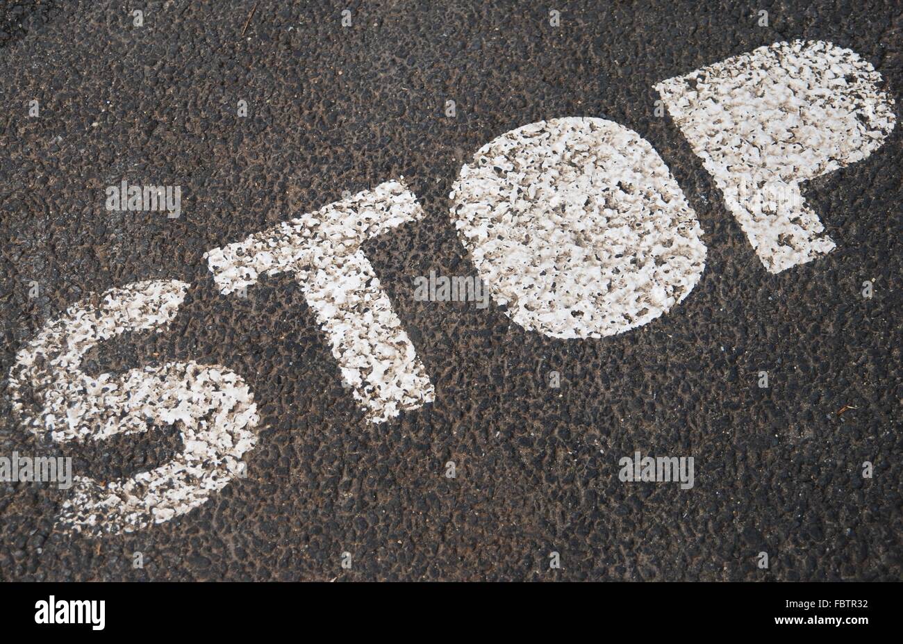 Señal de stop pintado sobre una superficie de asfalto Fotografía de Señal de stop pintado sobre una superficie de asfalto Fotografía de