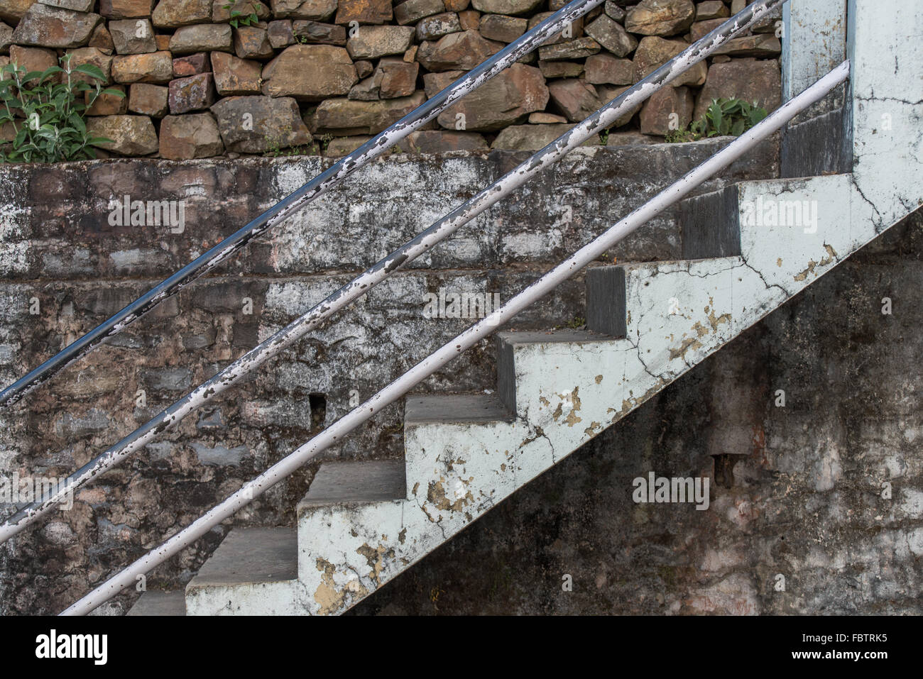 Pintura blanca desgastada en escaleras de cemento y moteadas de pared. La  pintura que se está pelando y yeso. Expuesta y la descamación. Muro de  Piedra Fotografía de stock - Alamy