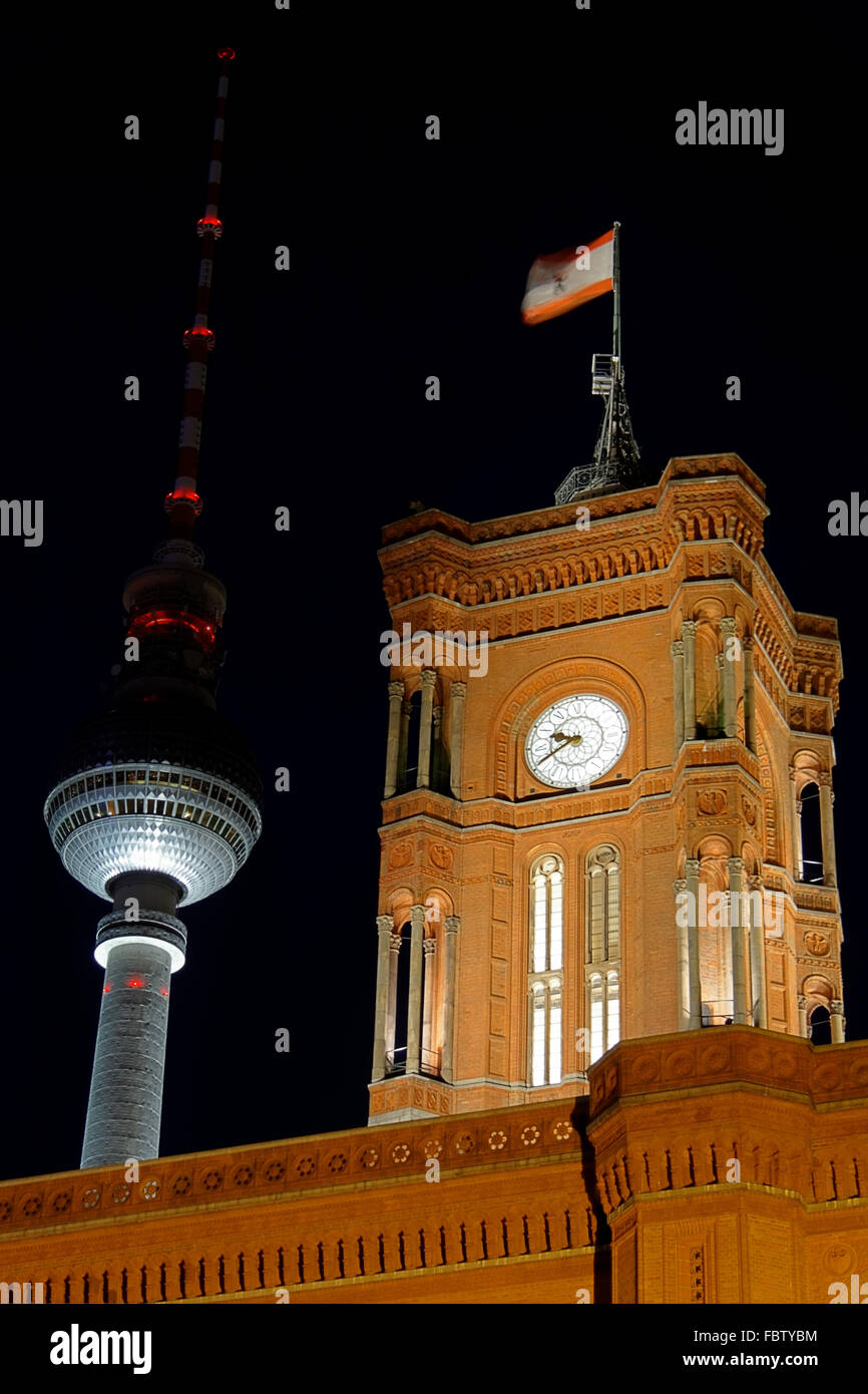 El ayuntamiento y la torre de televisión de Berlín Foto de stock
