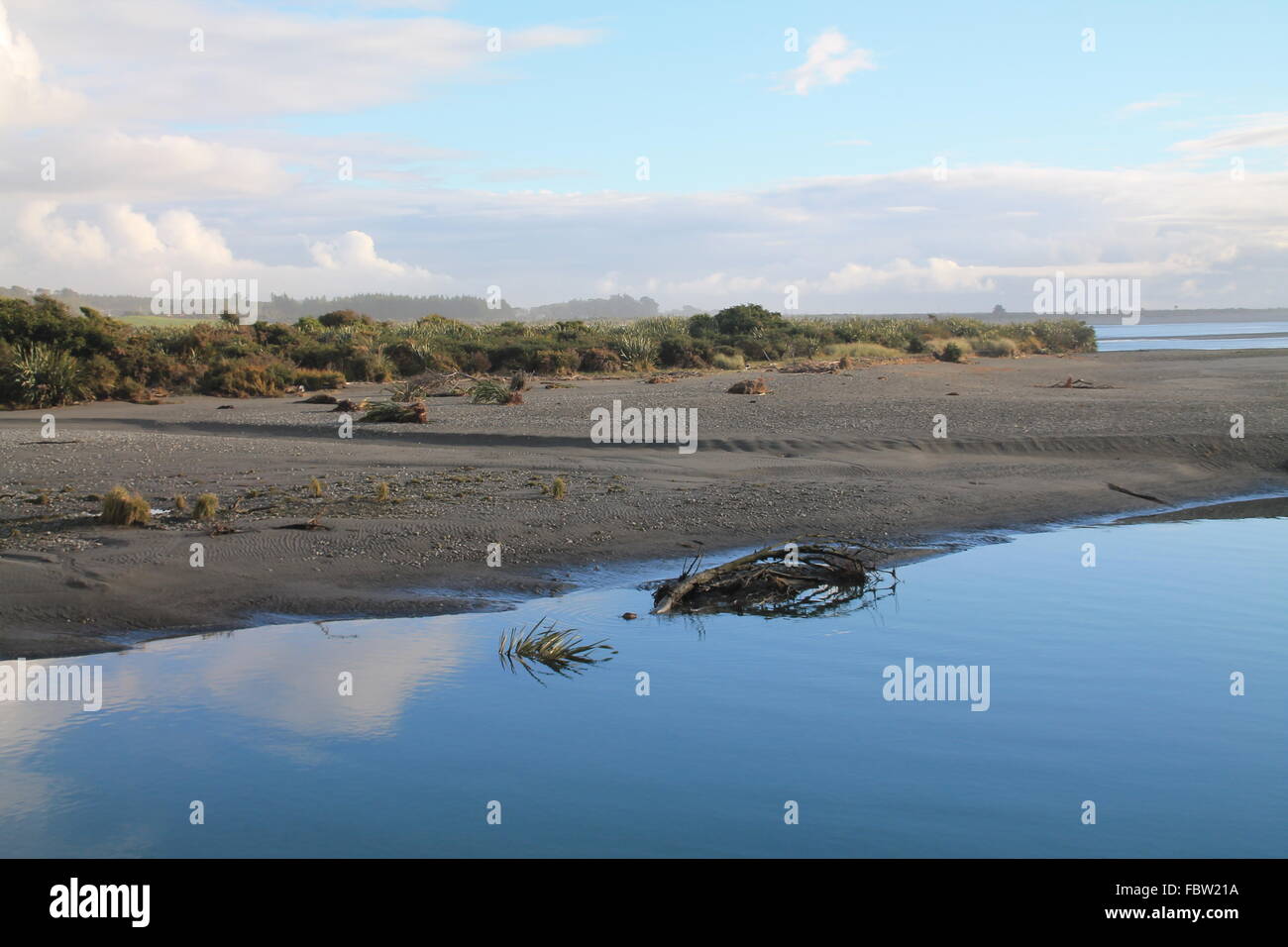 Reflexión sobre el río Hokitika, Nueva Zelanda Foto de stock