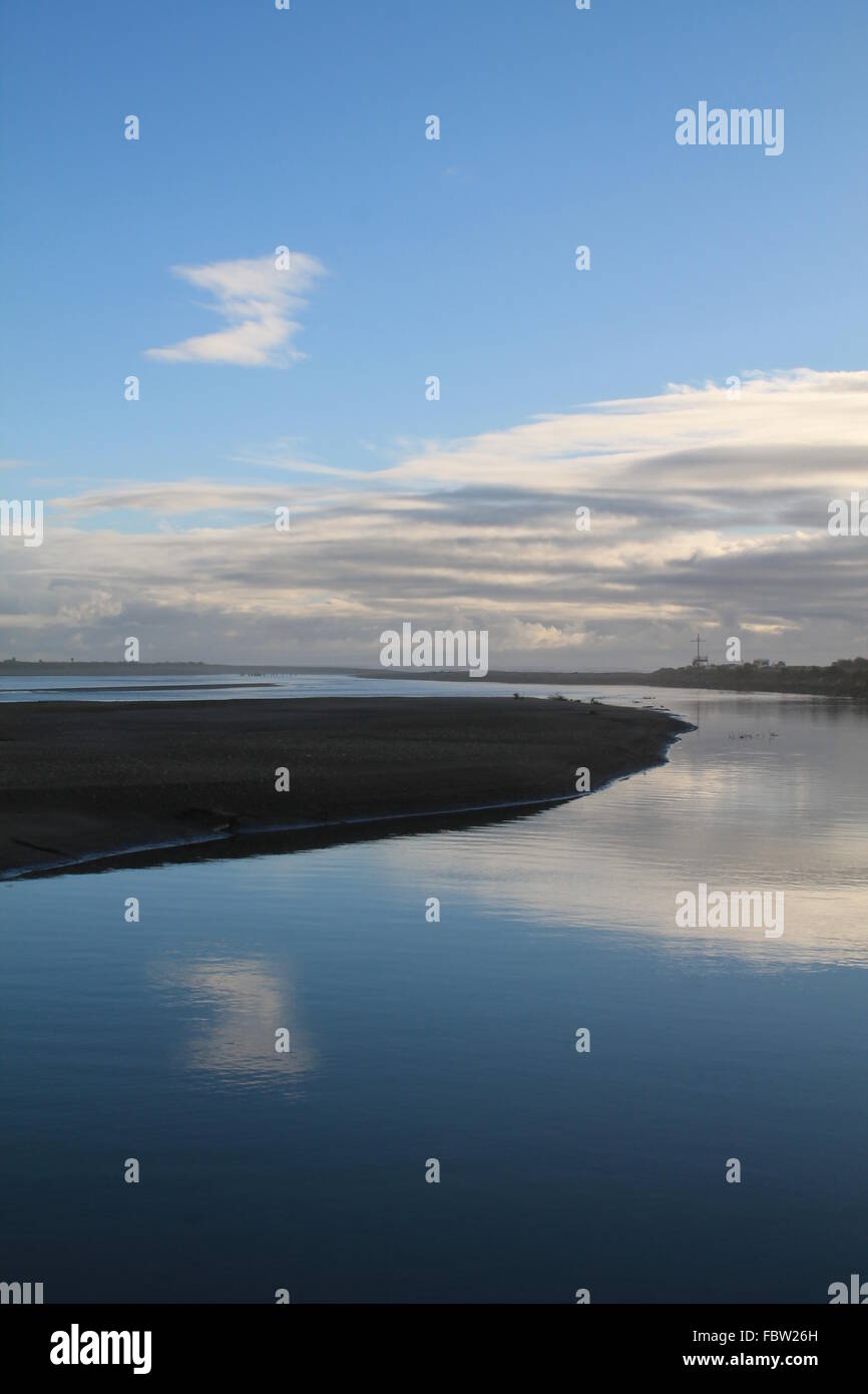 Reflexión sobre el río Hokitika, Nueva Zelanda Foto de stock
