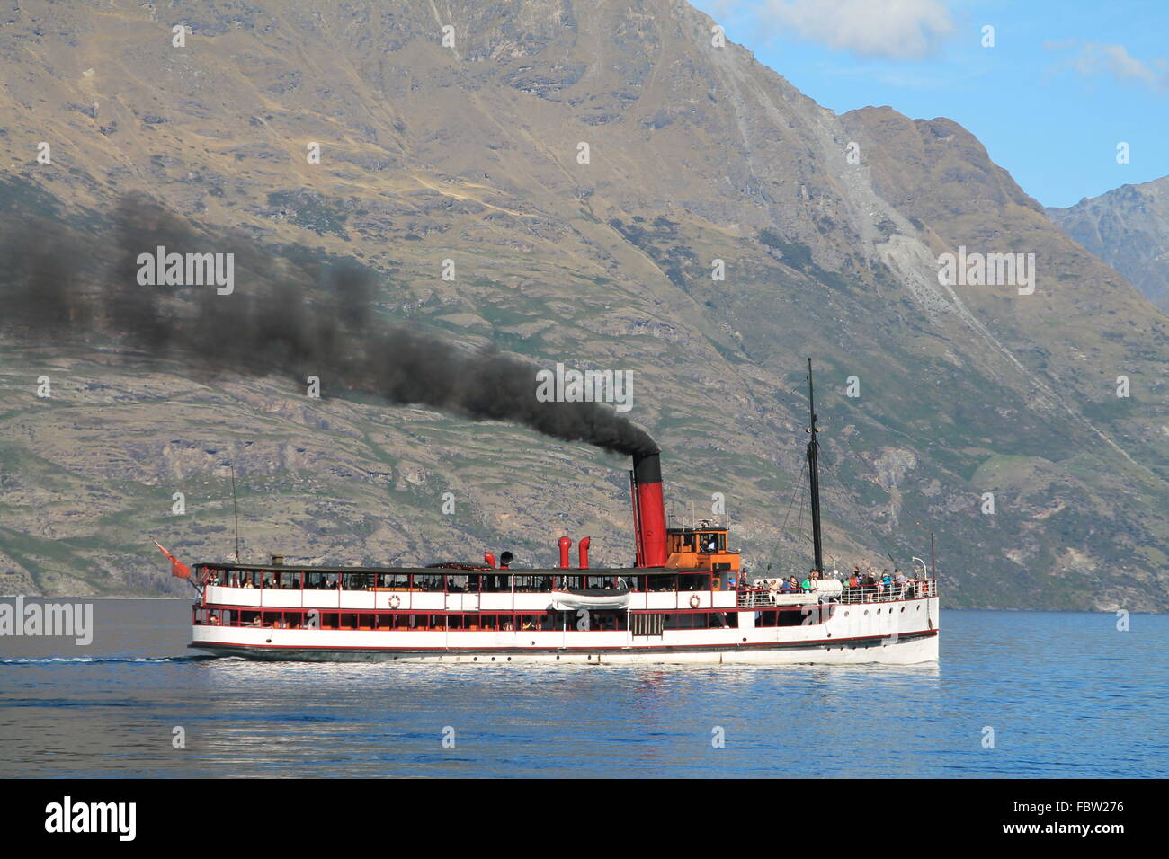El vaporizador en el lago Wakatipu, Nueva Zelanda Foto de stock