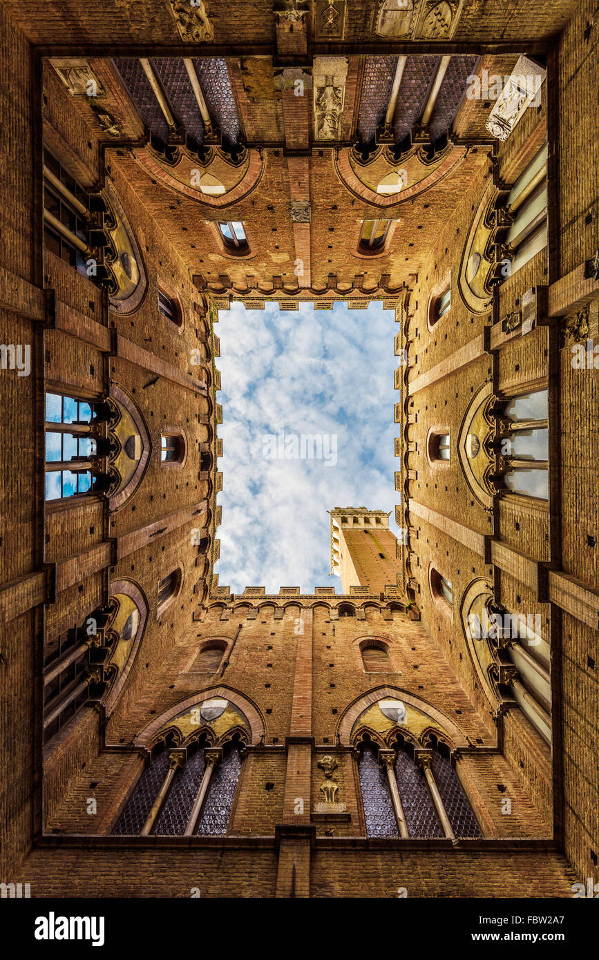 El ayuntamiento de Siena, el bello edificio medieval en la Toscana. Foto de stock