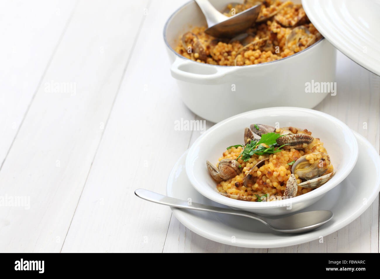 El sardo pasta con almejas, cocina italiana, fregula con vongole, con fregola arselle Foto de stock