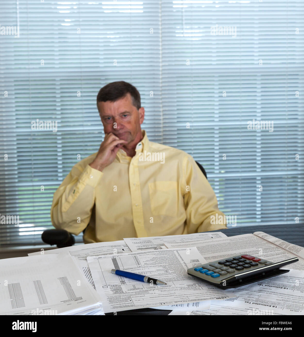 Hombre Senior preparación usa el formulario de impuestos 1040 a 2012 Foto de stock