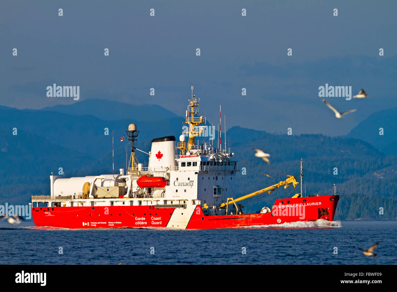Canadian Coast Guard barco rompehielos 'Sir' Wilfrid Laurier viajando en frente de las Montañas Costeras de Columbia Británica, Canadá Foto de stock